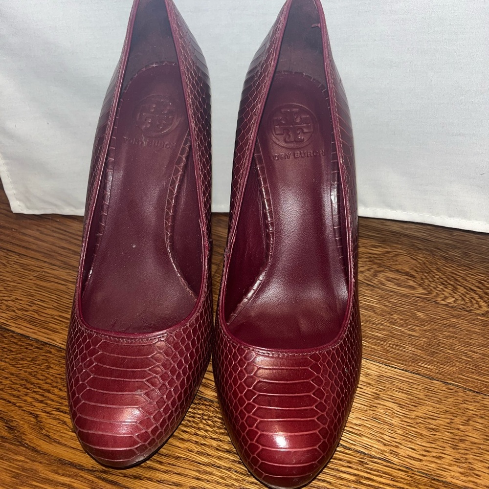 7.5 TORY BURCH Burgundy Snakeskin Pumps